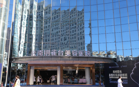 ​昆明做双眼皮效果自然的医院有?铜雀台、吴氏嘉美、时光等都是知名好机构