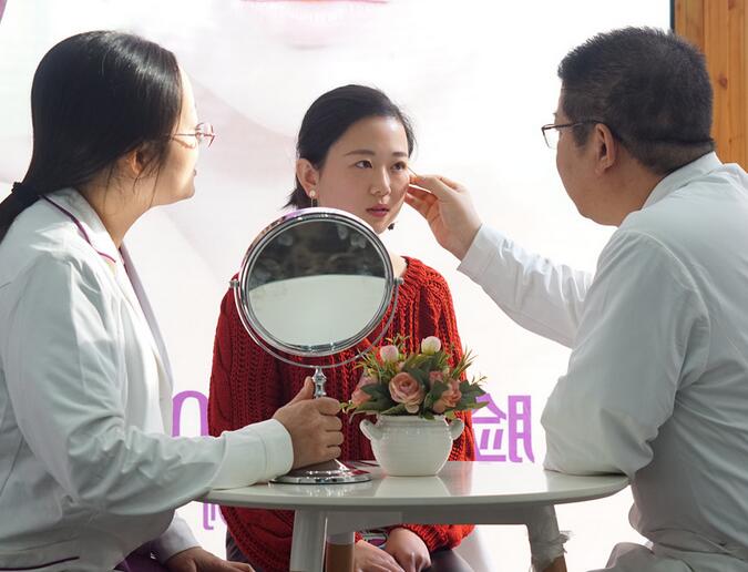 全切双眼皮恢复过程 天津伊颂双眼皮案例